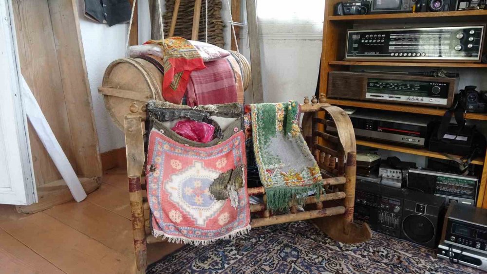 TRABZON'UN MAÇKA İLÇESİNDE İMAMLIK YAPAN 56 YAŞINDAKİ ATASU YUNUS EMRE MERKEZ CAMİ İMAMI SAİT TOPÇU, 20 YILDA BİRİKTİRDİĞİ EŞYALARI ESKİ TARİHİ EVİNDE SERGİLİYOR