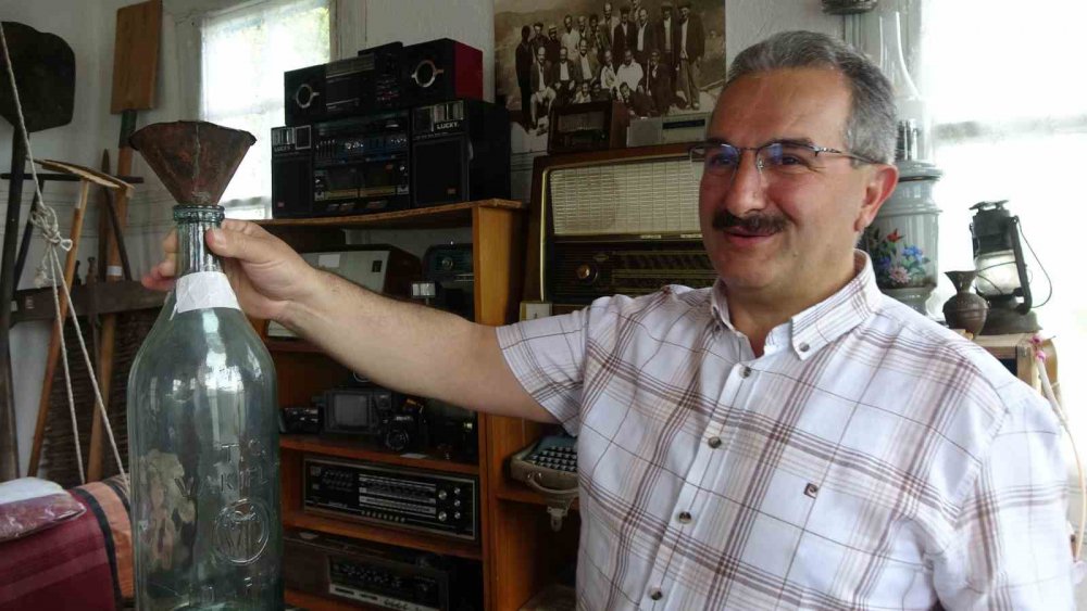 TRABZON'UN MAÇKA İLÇESİNDE İMAMLIK YAPAN 56 YAŞINDAKİ ATASU YUNUS EMRE MERKEZ CAMİ İMAMI SAİT TOPÇU, 20 YILDA BİRİKTİRDİĞİ EŞYALARI ESKİ TARİHİ EVİNDE SERGİLİYOR