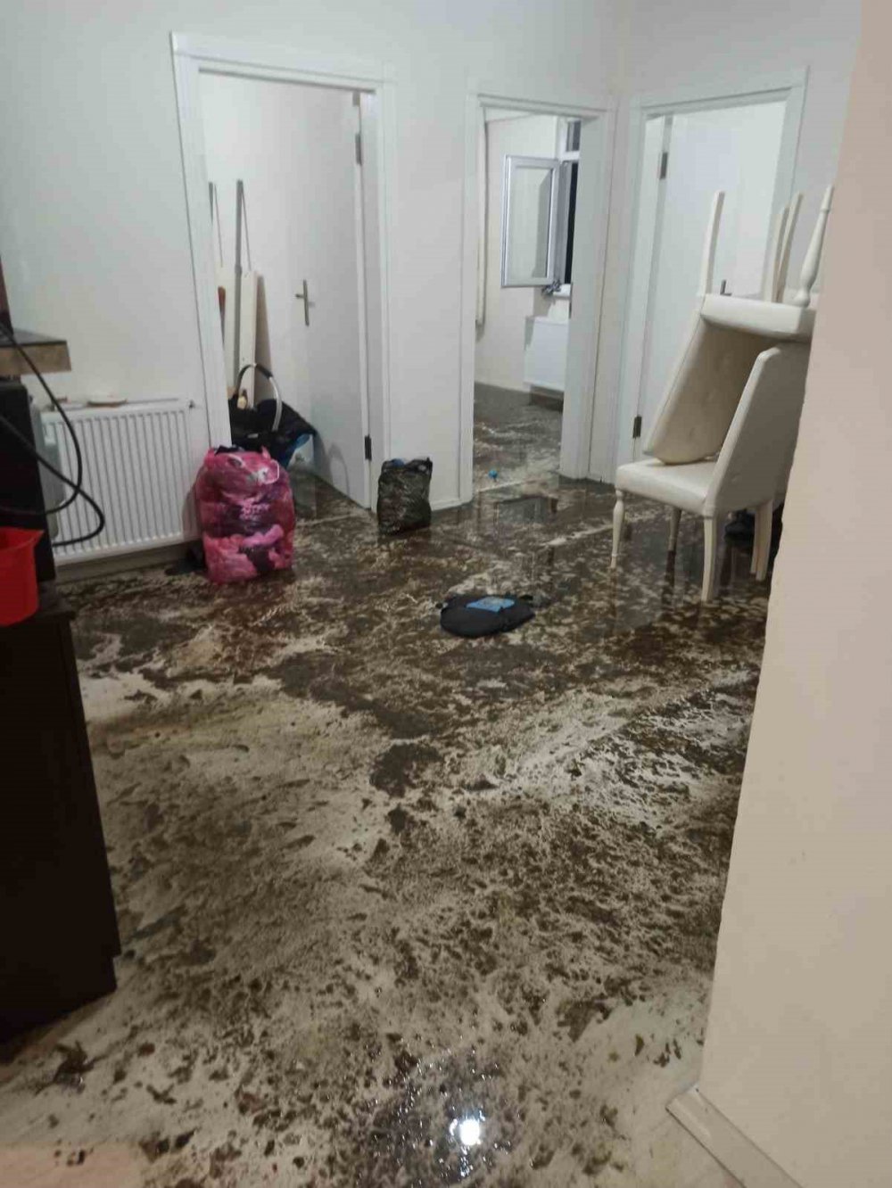 RİZE'NİN PAZAR İLÇESİNDE ŞİDDETLİ YAĞIŞTAN DOLAYI TIKANAN RÖGARIN SUYU EVİN İÇERİSİNE GİRİNCE EŞYALAR KULLANILMAZ HALE GELDİ