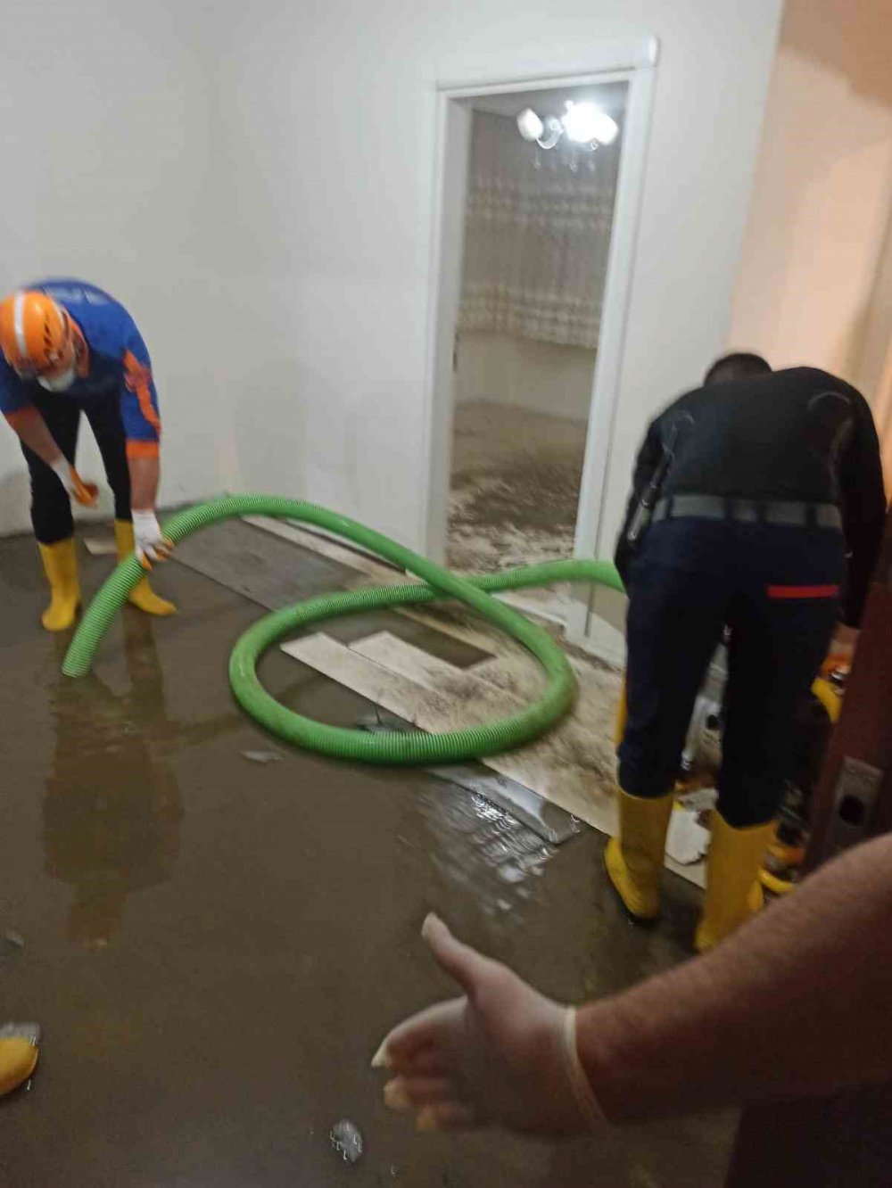 RİZE'NİN PAZAR İLÇESİNDE ŞİDDETLİ YAĞIŞTAN DOLAYI TIKANAN RÖGARIN SUYU EVİN İÇERİSİNE GİRİNCE EŞYALAR KULLANILMAZ HALE GELDİ