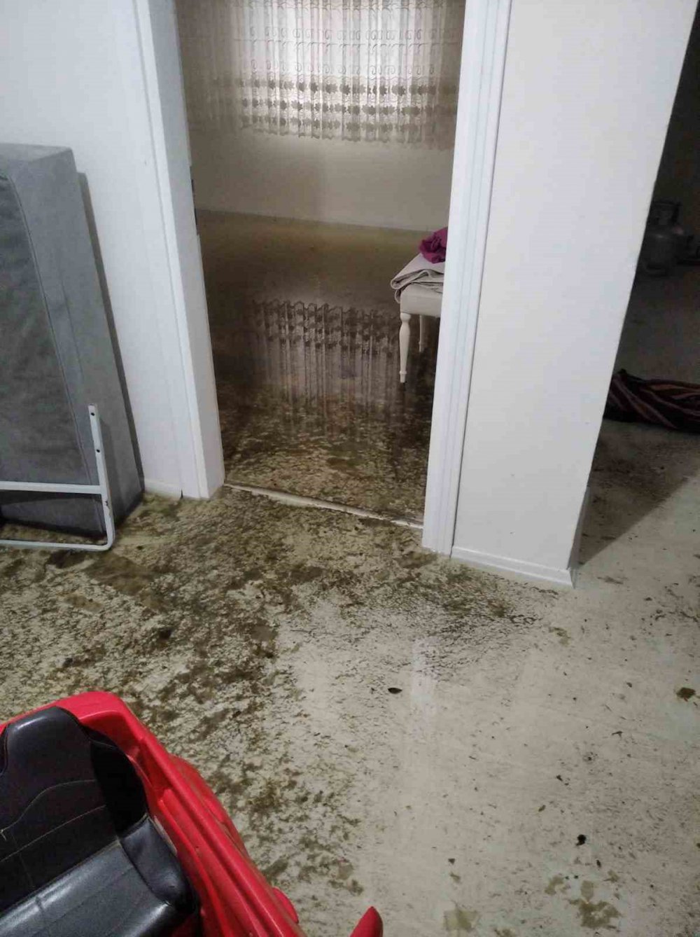 RİZE'NİN PAZAR İLÇESİNDE ŞİDDETLİ YAĞIŞTAN DOLAYI TIKANAN RÖGARIN SUYU EVİN İÇERİSİNE GİRİNCE EŞYALAR KULLANILMAZ HALE GELDİ