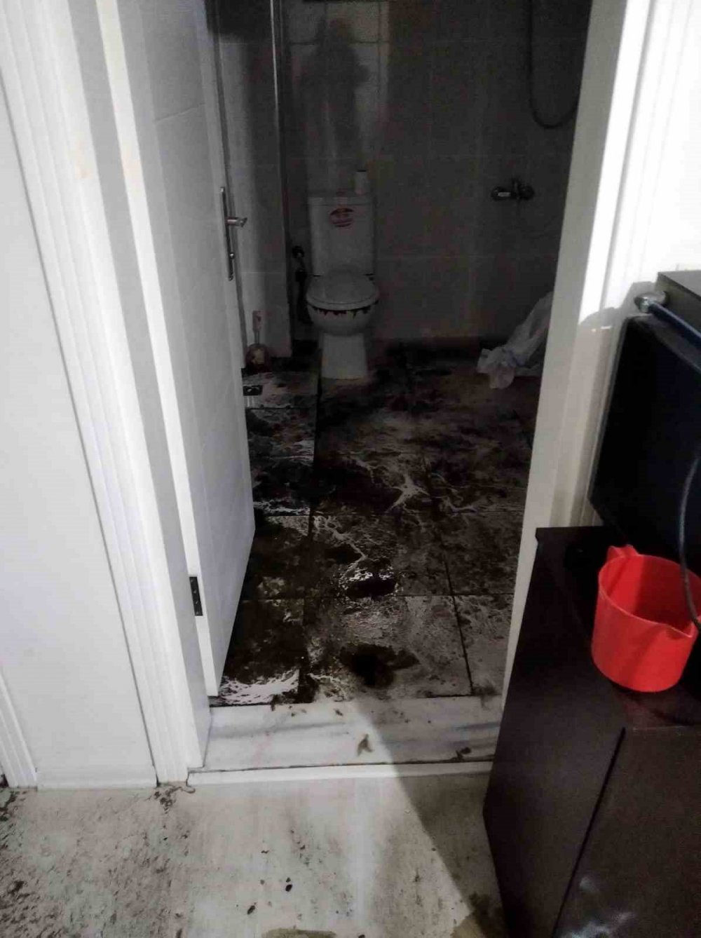 RİZE'NİN PAZAR İLÇESİNDE ŞİDDETLİ YAĞIŞTAN DOLAYI TIKANAN RÖGARIN SUYU EVİN İÇERİSİNE GİRİNCE EŞYALAR KULLANILMAZ HALE GELDİ