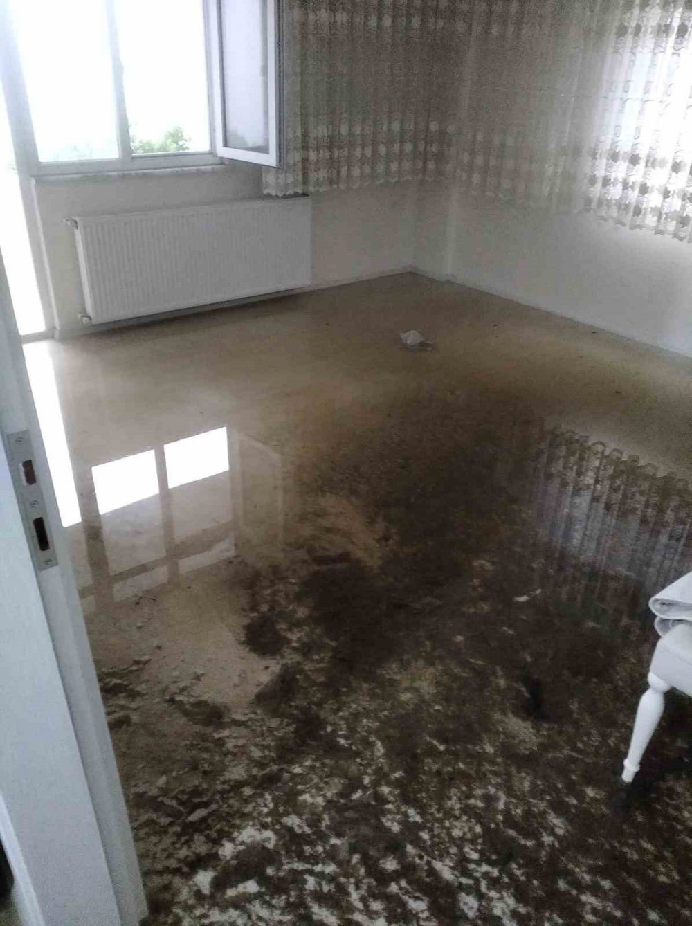 RİZE'NİN PAZAR İLÇESİNDE ŞİDDETLİ YAĞIŞTAN DOLAYI TIKANAN RÖGARIN SUYU EVİN İÇERİSİNE GİRİNCE EŞYALAR KULLANILMAZ HALE GELDİ