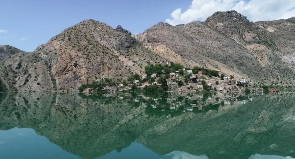ARTVİN'DE ÇORUH NEHRİ ÜZERİNDE İNŞA EDİLEN YUSUFELİ BARAJI VE HES'TE, SU YÜKSEKLİĞİ 164 METREYE ULAŞTI. SON OLARAK TEKKALE KÖYÜNÜN BİR BÖLÜMÜ SULARA GÖMÜLÜRKEN, CAMİ MİNARESİ GÖLÜN ÜZERİNDE KALDI