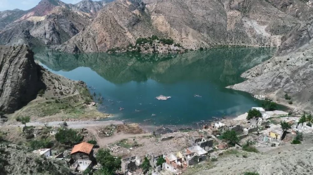 ARTVİN'DE ÇORUH NEHRİ ÜZERİNDE İNŞA EDİLEN YUSUFELİ BARAJI VE HES'TE, SU YÜKSEKLİĞİ 164 METREYE ULAŞTI. SON OLARAK TEKKALE KÖYÜNÜN BİR BÖLÜMÜ SULARA GÖMÜLÜRKEN, CAMİ MİNARESİ GÖLÜN ÜZERİNDE KALDI