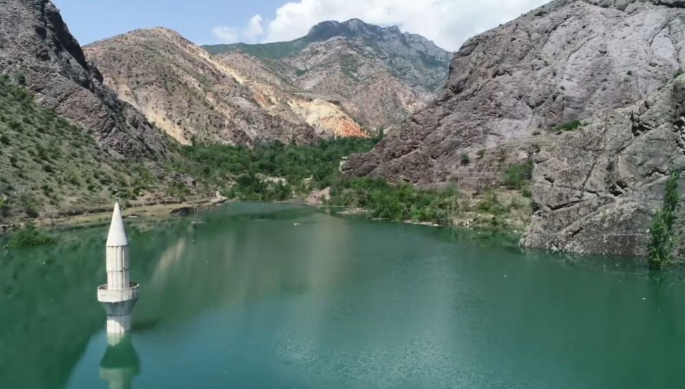 ARTVİN'DE ÇORUH NEHRİ ÜZERİNDE İNŞA EDİLEN YUSUFELİ BARAJI VE HES'TE, SU YÜKSEKLİĞİ 164 METREYE ULAŞTI. SON OLARAK TEKKALE KÖYÜNÜN BİR BÖLÜMÜ SULARA GÖMÜLÜRKEN, CAMİ MİNARESİ GÖLÜN ÜZERİNDE KALDI