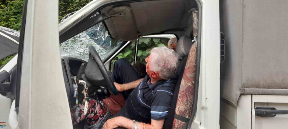 TRABZON'UN BEŞİKDÜZÜ İLÇESİNDE BUGÜN MEYDANA GELEN KAZADA AYNI AİLEDEN SÜRÜCÜ DAVUT FAİZ İLE EŞİ SANİYE VE KIZI SEVİNÇ FAİZ YARALANDI YARALANDI