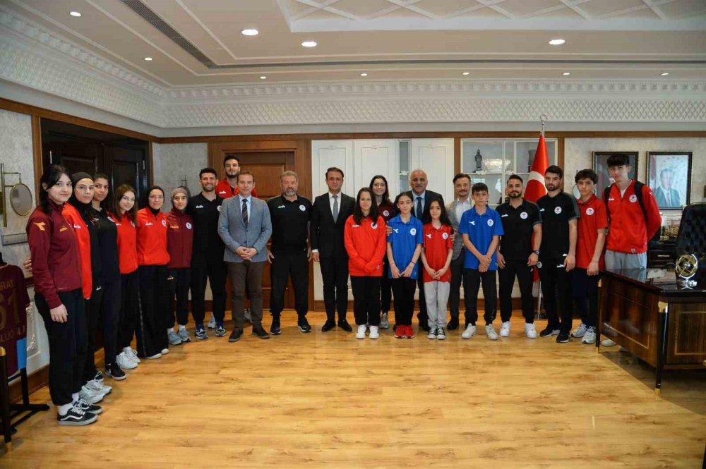 TRABZON BÜYÜKŞEHİR BELEDİYE BAŞKANI MURAT ZORLUOĞLU, BÜYÜKŞEHİR BELEDİYESPOR'UN ÇEŞİTLİ BRANŞLARDAKİ ŞAMPİYON SPORCULARINI AĞIRLADI