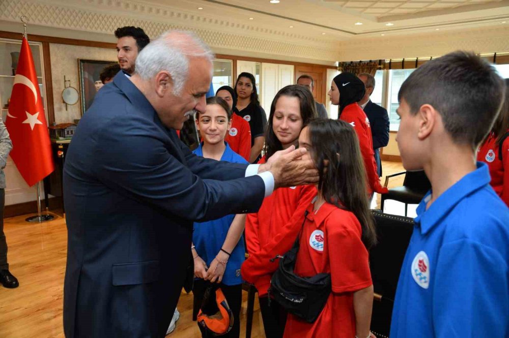 TRABZON BÜYÜKŞEHİR BELEDİYE BAŞKANI MURAT ZORLUOĞLU, BÜYÜKŞEHİR BELEDİYESPOR'UN ÇEŞİTLİ BRANŞLARDAKİ ŞAMPİYON SPORCULARINI AĞIRLADI