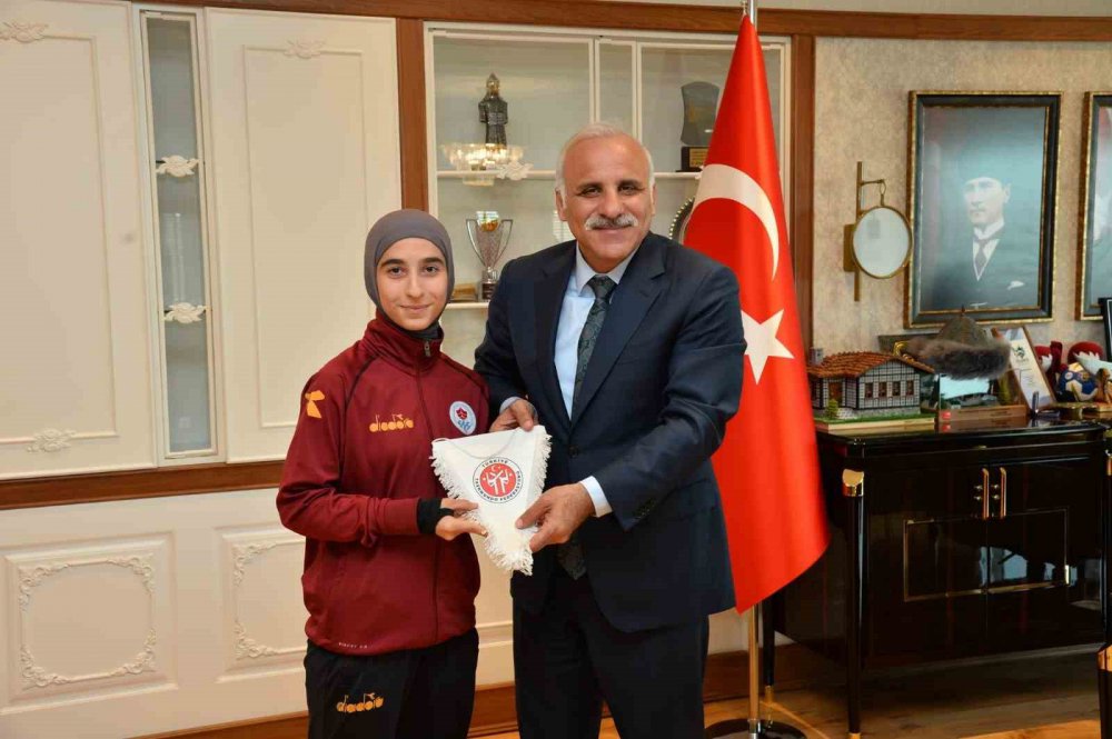 TRABZON BÜYÜKŞEHİR BELEDİYE BAŞKANI MURAT ZORLUOĞLU, BÜYÜKŞEHİR BELEDİYESPOR'UN ÇEŞİTLİ BRANŞLARDAKİ ŞAMPİYON SPORCULARINI AĞIRLADI