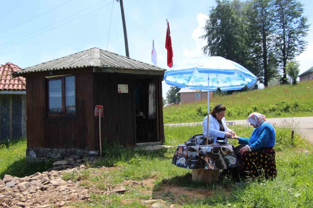 AKÇAABAT İLÇESİNDE BABASININ 35 YIL ÖNCE KALP KRİZİ GEÇİREREK HAYATINI KAYBETTİĞİ BİN 600 RAKIMLI HIDIRNEBİ YAYLASI'NDA SAĞLIK KABİNİ KURAN EMEKLİ HEMŞİRE MÜNİRE AKÇAY,BABASINI KAYBETTİĞİ YAYLADA HASTALARA ŞİFA OLUYOR