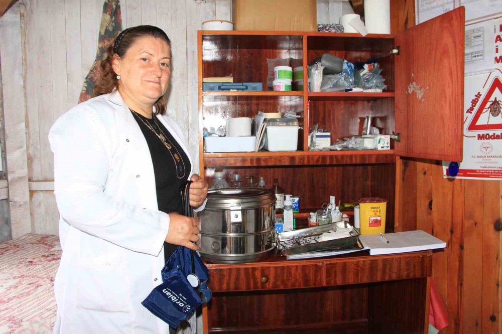 AKÇAABAT İLÇESİNDE BABASININ 35 YIL ÖNCE KALP KRİZİ GEÇİREREK HAYATINI KAYBETTİĞİ BİN 600 RAKIMLI HIDIRNEBİ YAYLASI'NDA SAĞLIK KABİNİ KURAN EMEKLİ HEMŞİRE MÜNİRE AKÇAY,BABASINI KAYBETTİĞİ YAYLADA HASTALARA ŞİFA OLUYOR