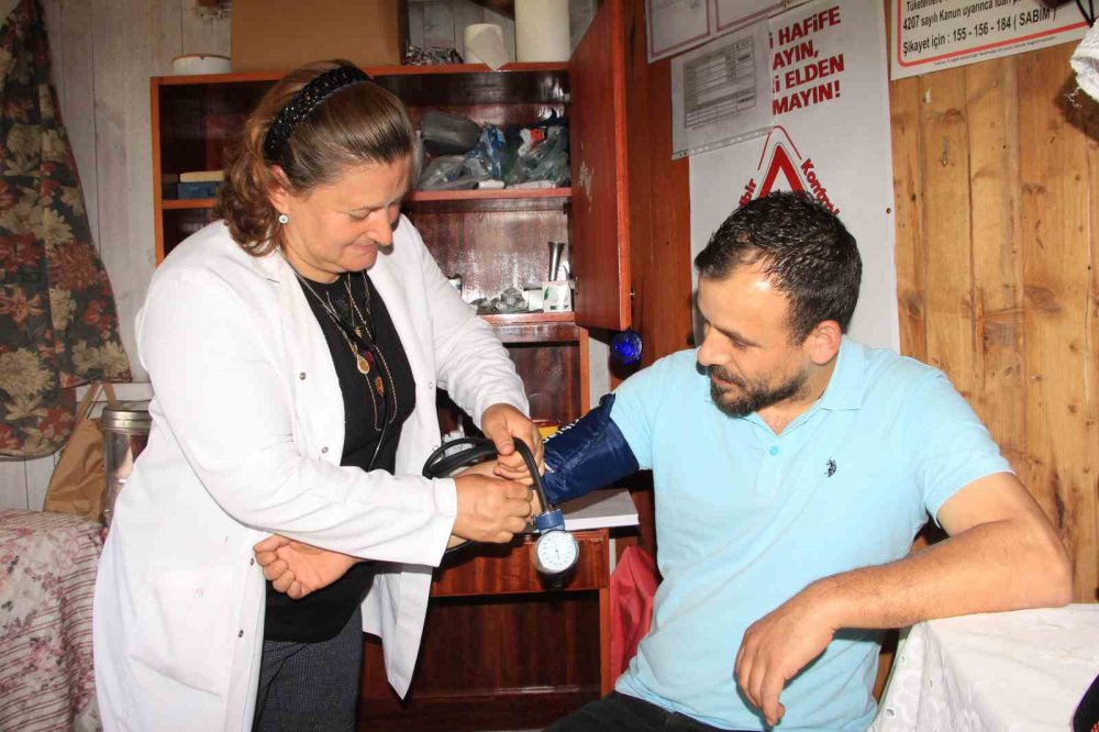 AKÇAABAT İLÇESİNDE BABASININ 35 YIL ÖNCE KALP KRİZİ GEÇİREREK HAYATINI KAYBETTİĞİ BİN 600 RAKIMLI HIDIRNEBİ YAYLASI'NDA SAĞLIK KABİNİ KURAN EMEKLİ HEMŞİRE MÜNİRE AKÇAY,BABASINI KAYBETTİĞİ YAYLADA HASTALARA ŞİFA OLUYOR