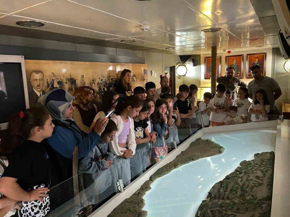 ÇANAKKALE'DE 1915'TE KURTULUŞ SAVAŞI'NDA DÖŞEDİĞİ MAYINLARLA SAVAŞIN SEYRİNİ DEĞİŞTİREN TCG NUSRET MAYIN GEMİSİ HOPA LİMANI'NDAKİ SAHİL GÜVENLİK KOMUTANLIĞI İSKELESİNDE ZİYARETE AÇILDI