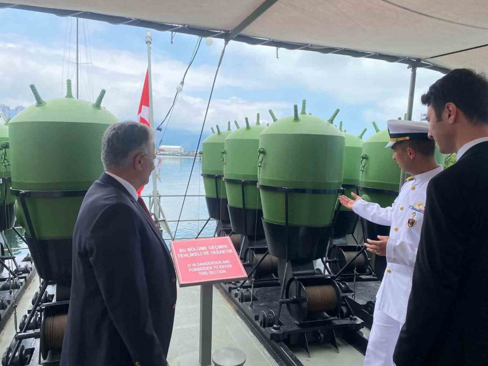 ÇANAKKALE'DE 1915'TE KURTULUŞ SAVAŞI'NDA DÖŞEDİĞİ MAYINLARLA SAVAŞIN SEYRİNİ DEĞİŞTİREN TCG NUSRET MAYIN GEMİSİ HOPA LİMANI'NDAKİ SAHİL GÜVENLİK KOMUTANLIĞI İSKELESİNDE ZİYARETE AÇILDI