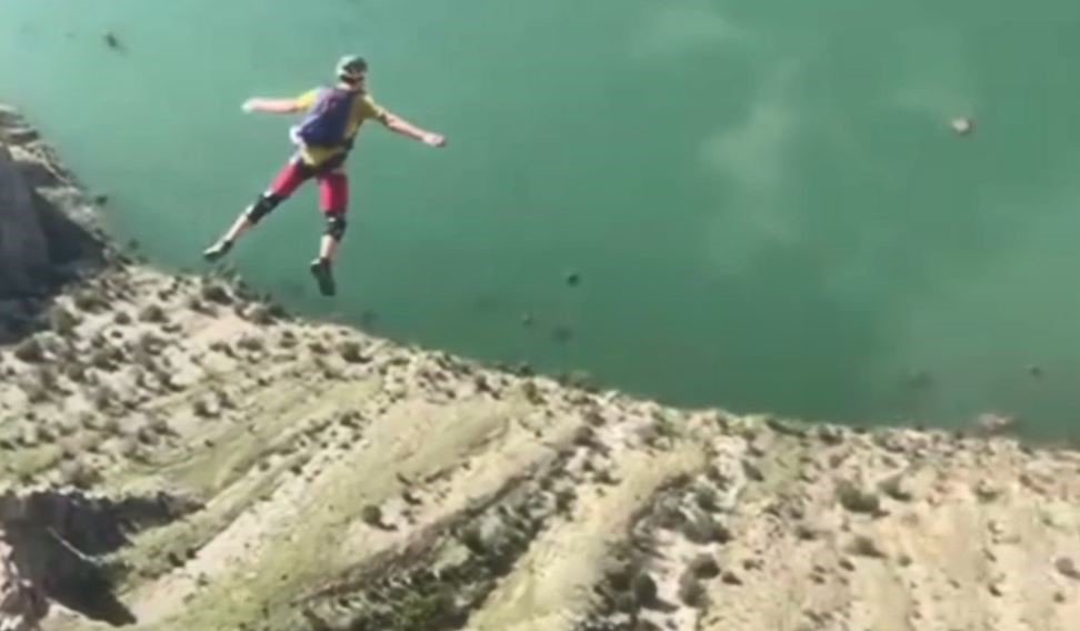 ARTVİN YUSUFELİ BARAJI NEDENİYLE SULAR ALTINDA KALAN KÖYLER PARAŞÜT SPORCULARININ ROTASI OLDU. KÖY MERKEZLERİ TAMAMEN SULARLA KAPLANIRKEN, MEZRASI GÖL MANZARASIYLA YAMAÇ PARAŞÜTÜ SPORCULARININ UÇUŞ HARİTASINDA YER ALDI