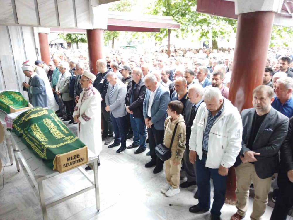 RİZE'DE 5. KATTA BULUNAN EVİNİN CAMINI SİLERKEN DÜŞEREK HAYATINI KAYBEDEN CHP RİZE KADIN KOLLARI ESKİ BAŞKANI NURDAN TAVUKÇU ARDAL SON YOLCULUĞUNA UĞURLANDI