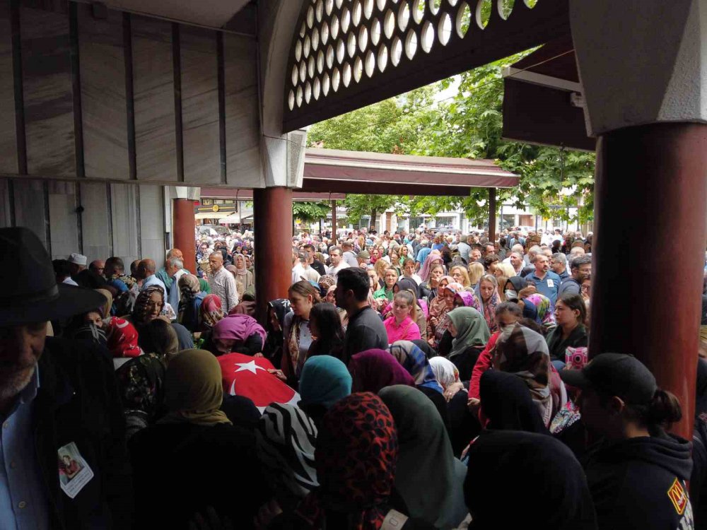 RİZE'DE 5. KATTA BULUNAN EVİNİN CAMINI SİLERKEN DÜŞEREK HAYATINI KAYBEDEN CHP RİZE KADIN KOLLARI ESKİ BAŞKANI NURDAN TAVUKÇU ARDAL SON YOLCULUĞUNA UĞURLANDI