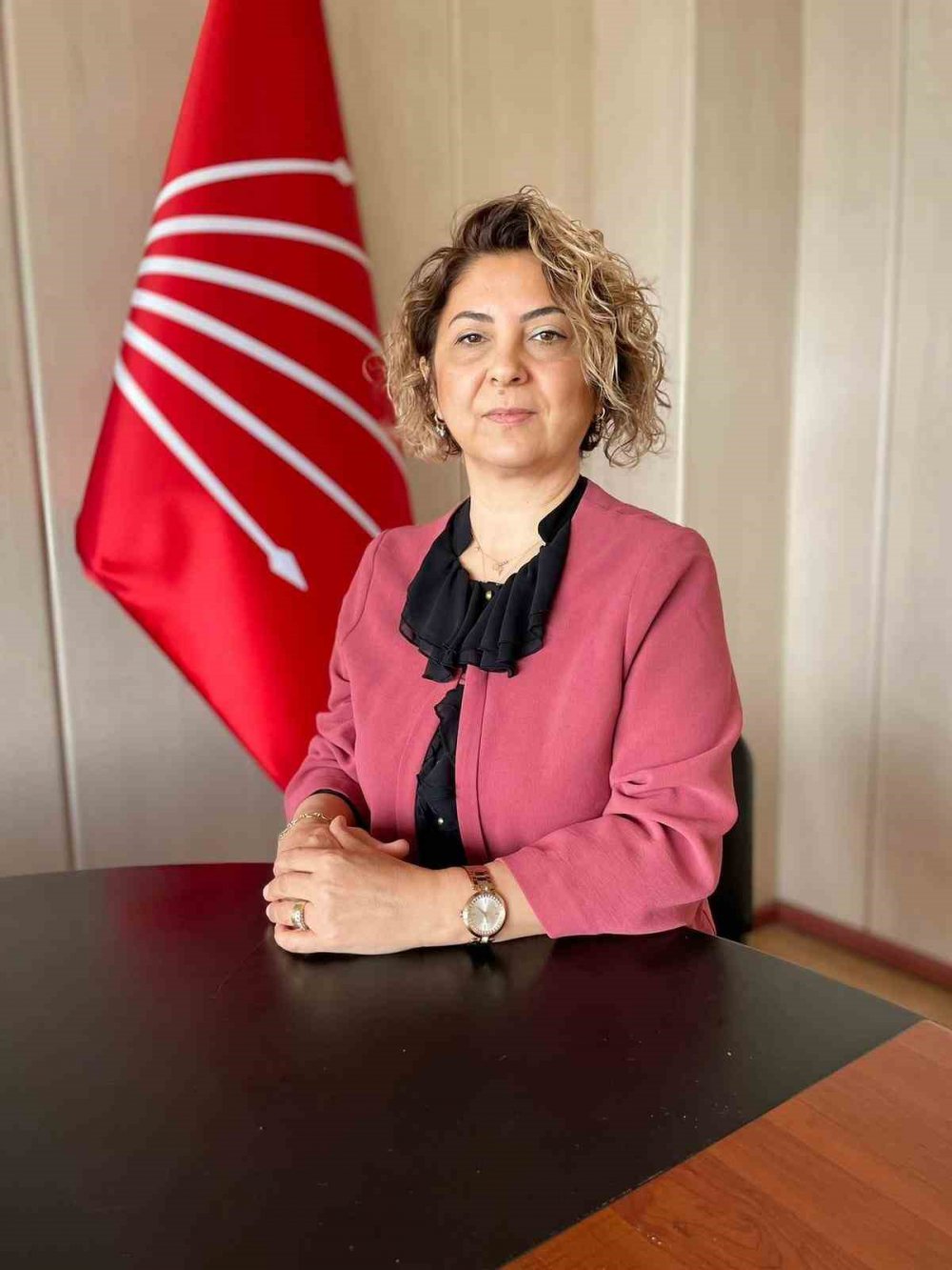 RİZE'DE 5. KATTA BULUNAN EVİNİN CAMINI SİLERKEN DÜŞEREK HAYATINI KAYBEDEN CHP RİZE KADIN KOLLARI ESKİ BAŞKANI NURDAN TAVUKÇU ARDAL SON YOLCULUĞUNA UĞURLANDI