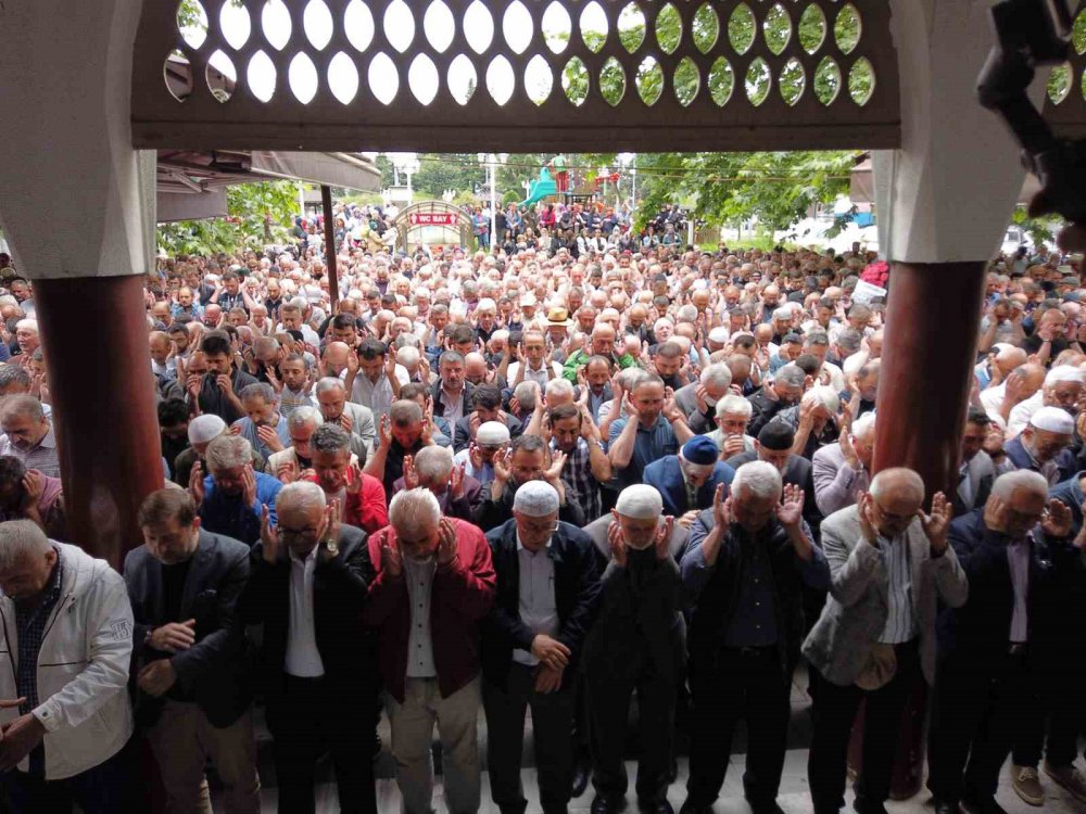 RİZE'DE 5. KATTA BULUNAN EVİNİN CAMINI SİLERKEN DÜŞEREK HAYATINI KAYBEDEN CHP RİZE KADIN KOLLARI ESKİ BAŞKANI NURDAN TAVUKÇU ARDAL SON YOLCULUĞUNA UĞURLANDI