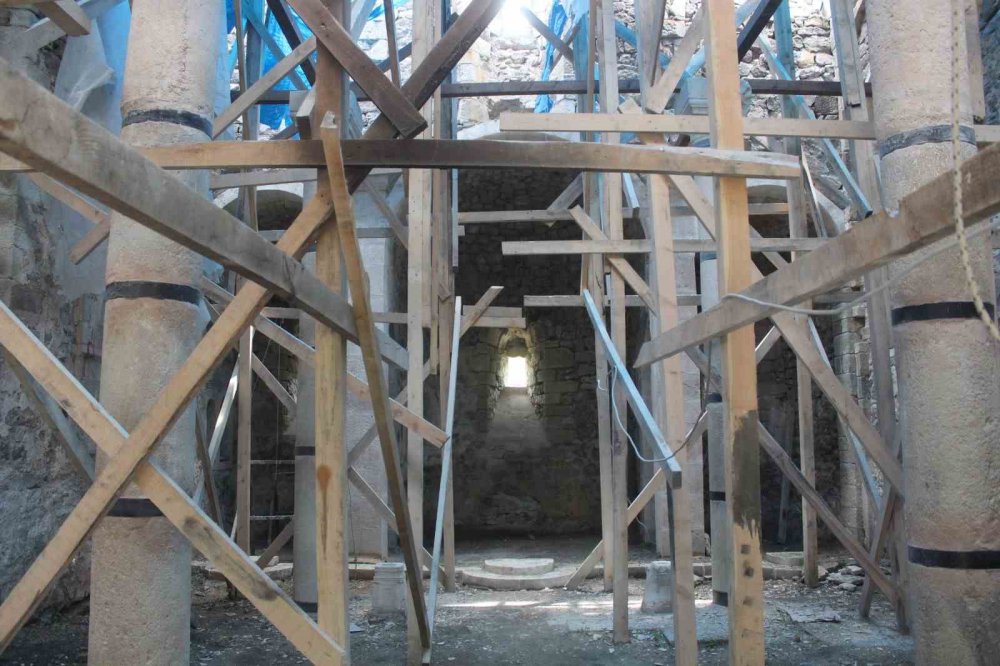 GİRESUN'UN ALUCRA İLÇESİNDE ŞAH YOLU OLARAK ADLANDIRILAN GÜZERGAHTA TARİHİ KEMER KÖPRÜSÜYLE İLGİ GÖREN VE HALK ARASINDA ÇAKRAK KİLİSESİ OLARAK BİLİNEN KİMİSİS TEODOKU KİLİSESİ RESTORASYONU DEVAM EDİYOR