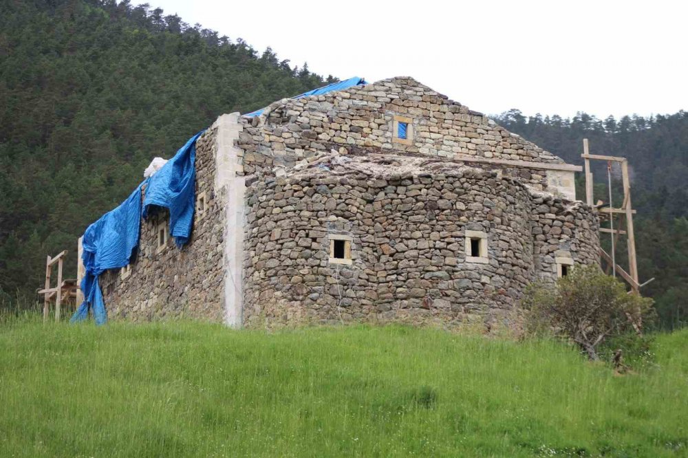 GİRESUN'UN ALUCRA İLÇESİNDE ŞAH YOLU OLARAK ADLANDIRILAN GÜZERGAHTA TARİHİ KEMER KÖPRÜSÜYLE İLGİ GÖREN VE HALK ARASINDA ÇAKRAK KİLİSESİ OLARAK BİLİNEN KİMİSİS TEODOKU KİLİSESİ RESTORASYONU DEVAM EDİYOR