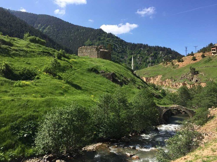 GİRESUN'UN ALUCRA İLÇESİNDE ŞAH YOLU OLARAK ADLANDIRILAN GÜZERGAHTA TARİHİ KEMER KÖPRÜSÜYLE İLGİ GÖREN VE HALK ARASINDA ÇAKRAK KİLİSESİ OLARAK BİLİNEN KİMİSİS TEODOKU KİLİSESİ RESTORASYONU DEVAM EDİYOR