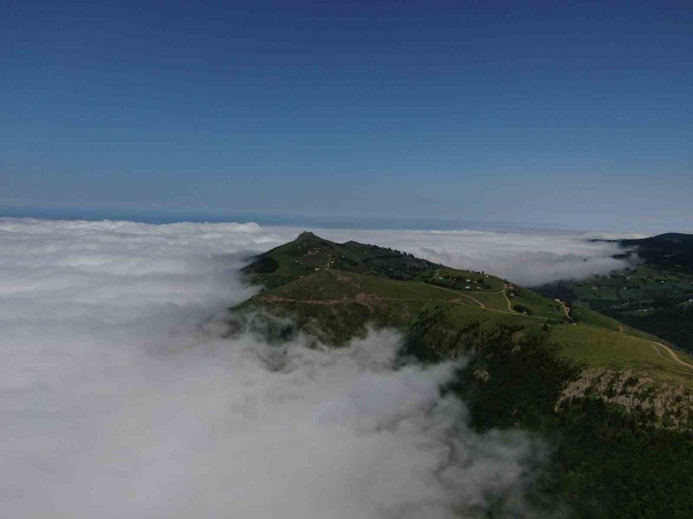 TRABZON'UN AKÇAABAT İLÇESİNİN YÜKSEK KESİMLERİNDE BULUTLARIN GÖRSEL ŞÖLENİ GÖRENLERİ KENDİNE HAYRAN BIRAKIYOR