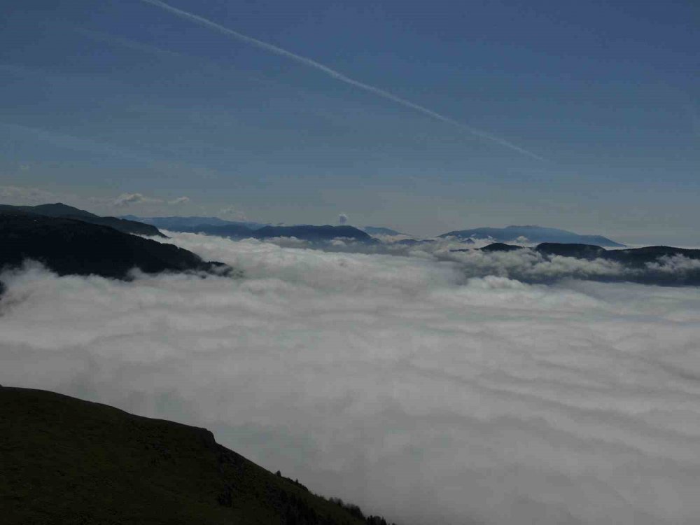 TRABZON'UN AKÇAABAT İLÇESİNİN YÜKSEK KESİMLERİNDE BULUTLARIN GÖRSEL ŞÖLENİ GÖRENLERİ KENDİNE HAYRAN BIRAKIYOR