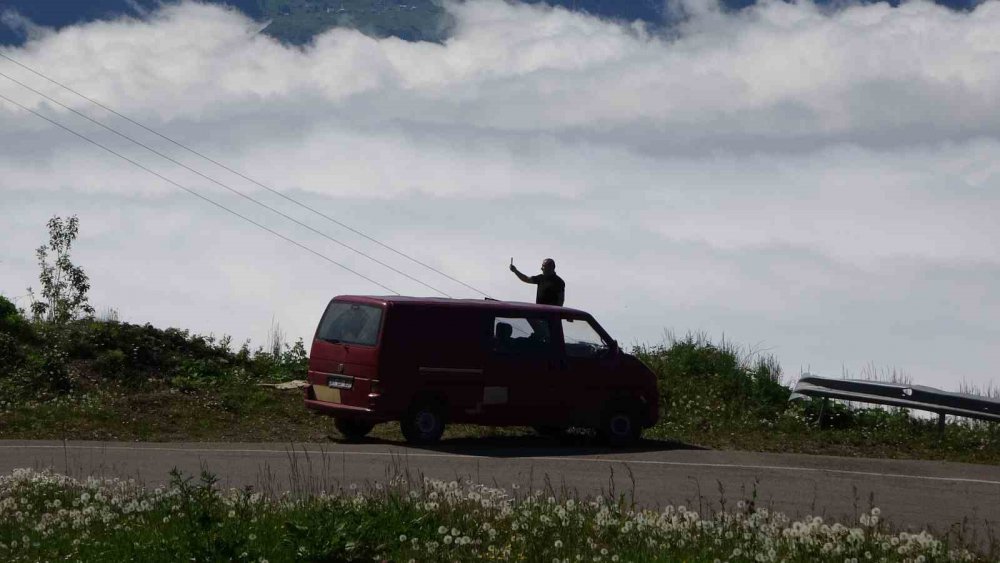 TRABZON'UN AKÇAABAT İLÇESİNİN YÜKSEK KESİMLERİNDE BULUTLARIN GÖRSEL ŞÖLENİ GÖRENLERİ KENDİNE HAYRAN BIRAKIYOR