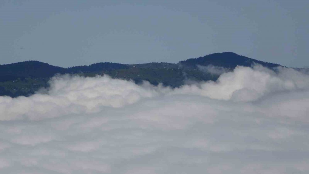 TRABZON'UN AKÇAABAT İLÇESİNİN YÜKSEK KESİMLERİNDE BULUTLARIN GÖRSEL ŞÖLENİ GÖRENLERİ KENDİNE HAYRAN BIRAKIYOR
