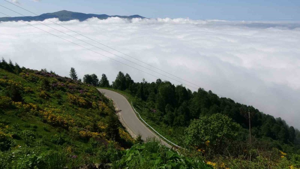 TRABZON'UN AKÇAABAT İLÇESİNİN YÜKSEK KESİMLERİNDE BULUTLARIN GÖRSEL ŞÖLENİ GÖRENLERİ KENDİNE HAYRAN BIRAKIYOR