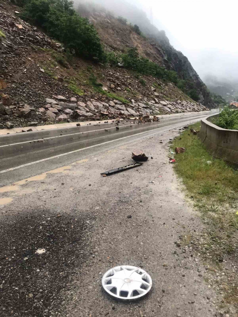 GÜMÜŞHANE'NİN KÜRTÜN İLÇESİNDE YAĞIŞLI HAVADA YAMAÇTAN KOPAN KAYA PARÇALARI EKMEK YÜKLÜ MİNİBÜSE ÇARPARAK MADDİ HASARA NEDEN OLDU