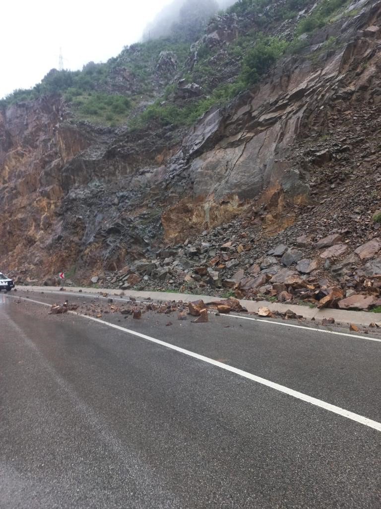 GÜMÜŞHANE'NİN KÜRTÜN İLÇESİNDE YAĞIŞLI HAVADA YAMAÇTAN KOPAN KAYA PARÇALARI EKMEK YÜKLÜ MİNİBÜSE ÇARPARAK MADDİ HASARA NEDEN OLDU