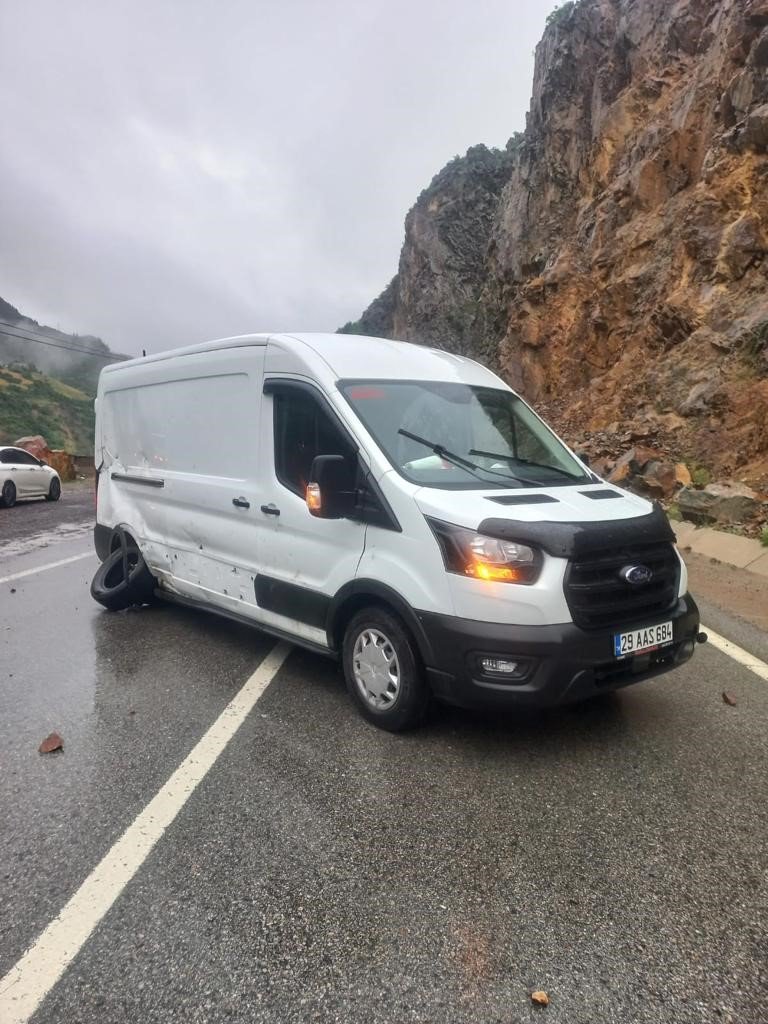 GÜMÜŞHANE'NİN KÜRTÜN İLÇESİNDE YAĞIŞLI HAVADA YAMAÇTAN KOPAN KAYA PARÇALARI EKMEK YÜKLÜ MİNİBÜSE ÇARPARAK MADDİ HASARA NEDEN OLDU