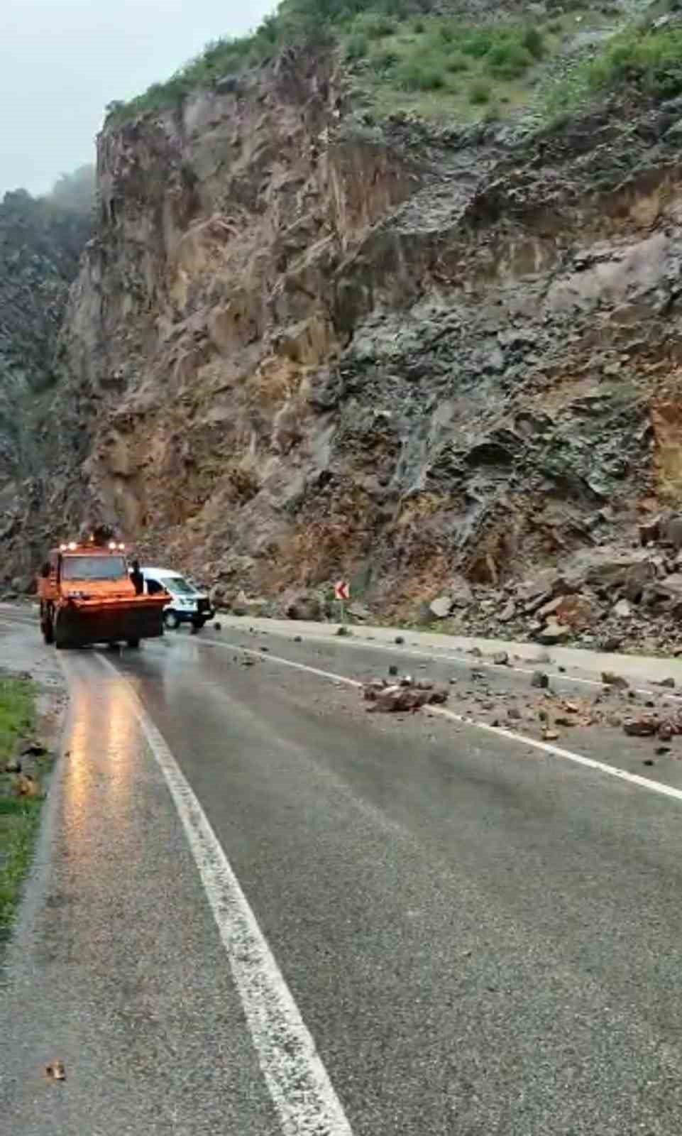 GÜMÜŞHANE'NİN KÜRTÜN İLÇESİNDE YAĞIŞLI HAVADA YAMAÇTAN KOPAN KAYA PARÇALARI EKMEK YÜKLÜ MİNİBÜSE ÇARPARAK MADDİ HASARA NEDEN OLDU