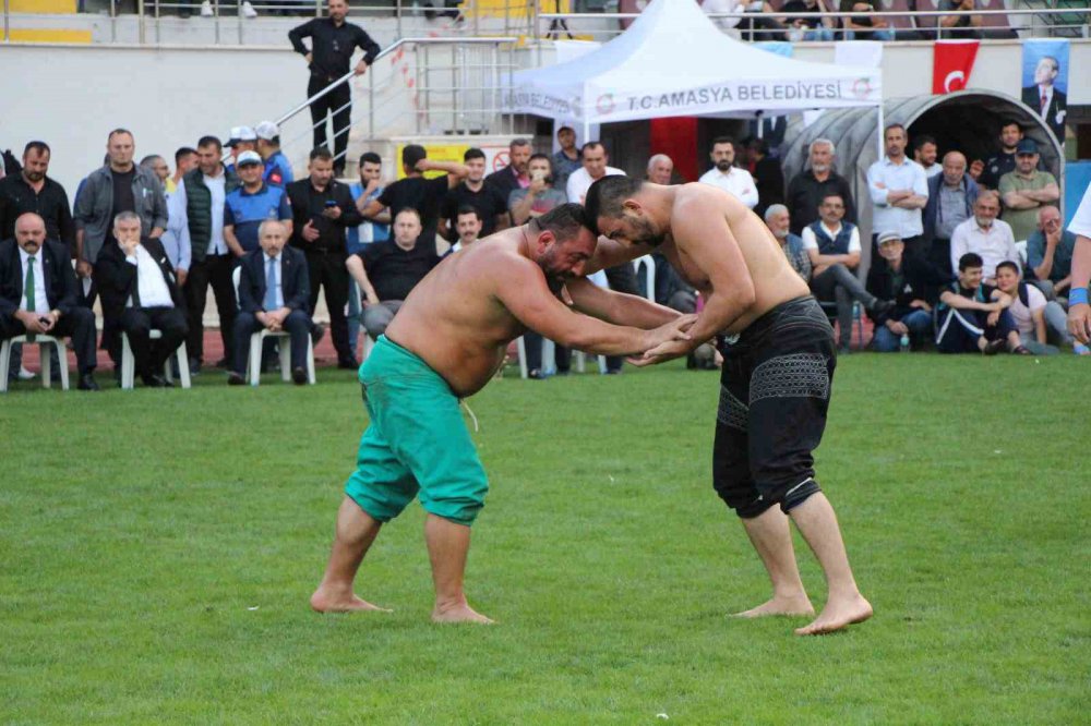 AMASYA'DA DÜZENLENEN KARAKUCAK GÜREŞLERİNDE BAŞPEHLİVANLIĞI RIZA YILDIRIM KAZANDI
