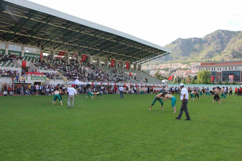 AMASYA'DA DÜZENLENEN KARAKUCAK GÜREŞLERİNDE BAŞPEHLİVANLIĞI RIZA YILDIRIM KAZANDI
