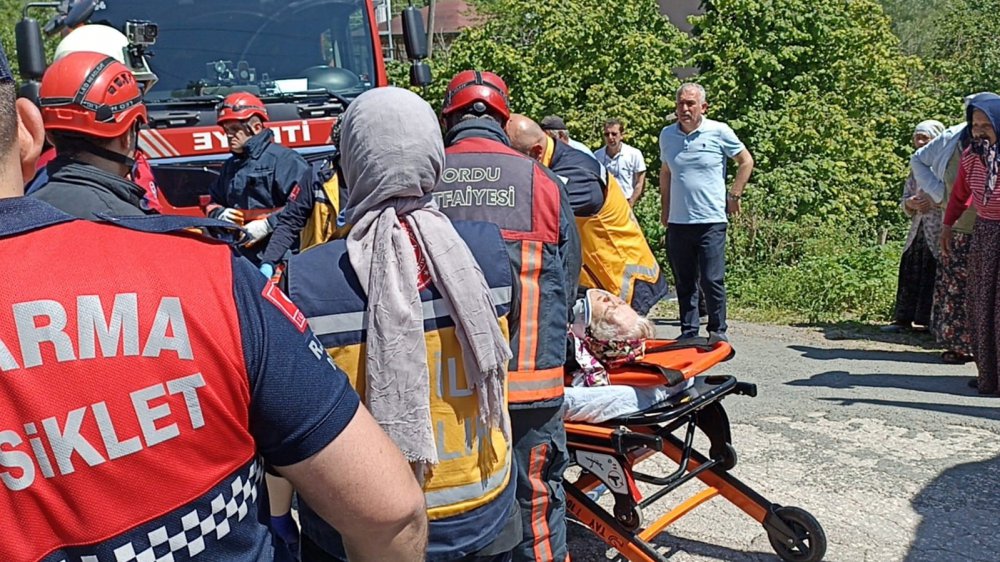 ORDU'NUN ÜNYE İLÇESİ GÜZELKALE MAHALLESİ'NDE MEYDANA GELEN TRAFİK KAZASINDA SÜRÜCÜ MEHMET ÇAKIR HAYATINI KAYBETTİ, EŞİ MÜNİRE ÇAKIR İSE AĞIR YARALANDI