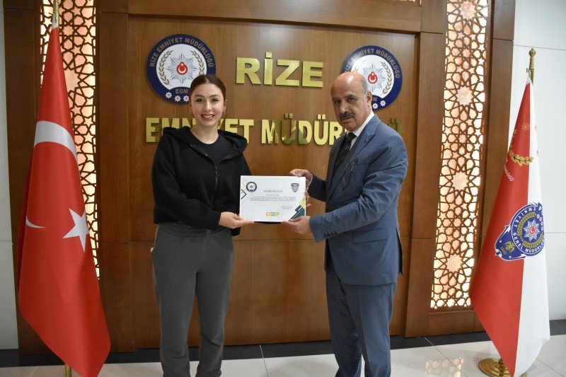 RİZE İL EMNİYET MÜDÜRLÜĞÜ TARAFINDAN DÜZENLENEN KISA FİLM YARIŞMASINDA DERECEYE GİRENLER ÖDÜLLERİNİ ALDI
