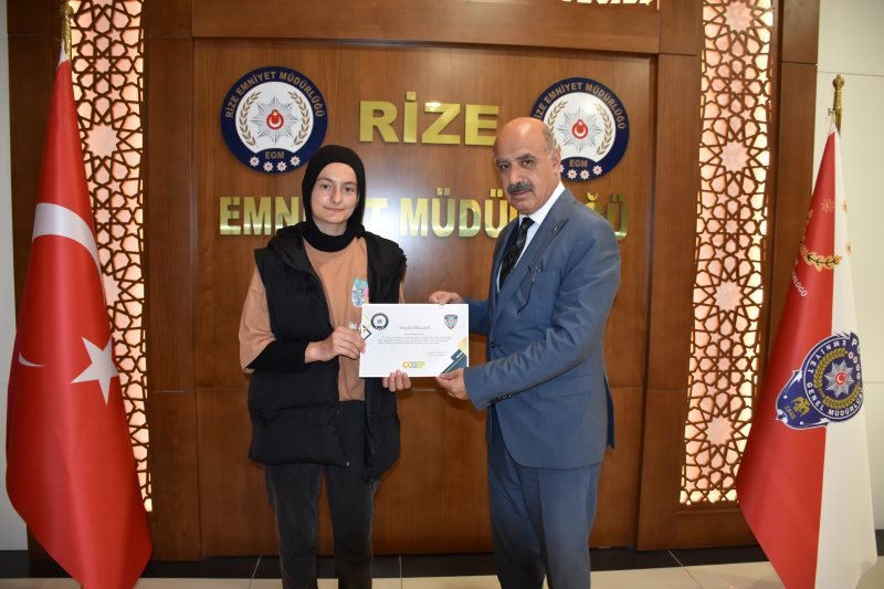 RİZE İL EMNİYET MÜDÜRLÜĞÜ TARAFINDAN DÜZENLENEN KISA FİLM YARIŞMASINDA DERECEYE GİRENLER ÖDÜLLERİNİ ALDI