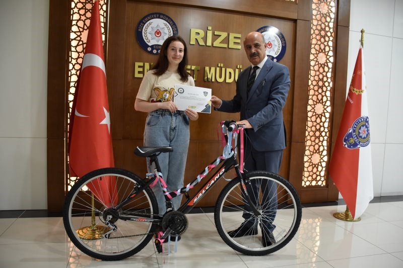 RİZE İL EMNİYET MÜDÜRLÜĞÜ TARAFINDAN DÜZENLENEN KISA FİLM YARIŞMASINDA DERECEYE GİRENLER ÖDÜLLERİNİ ALDI