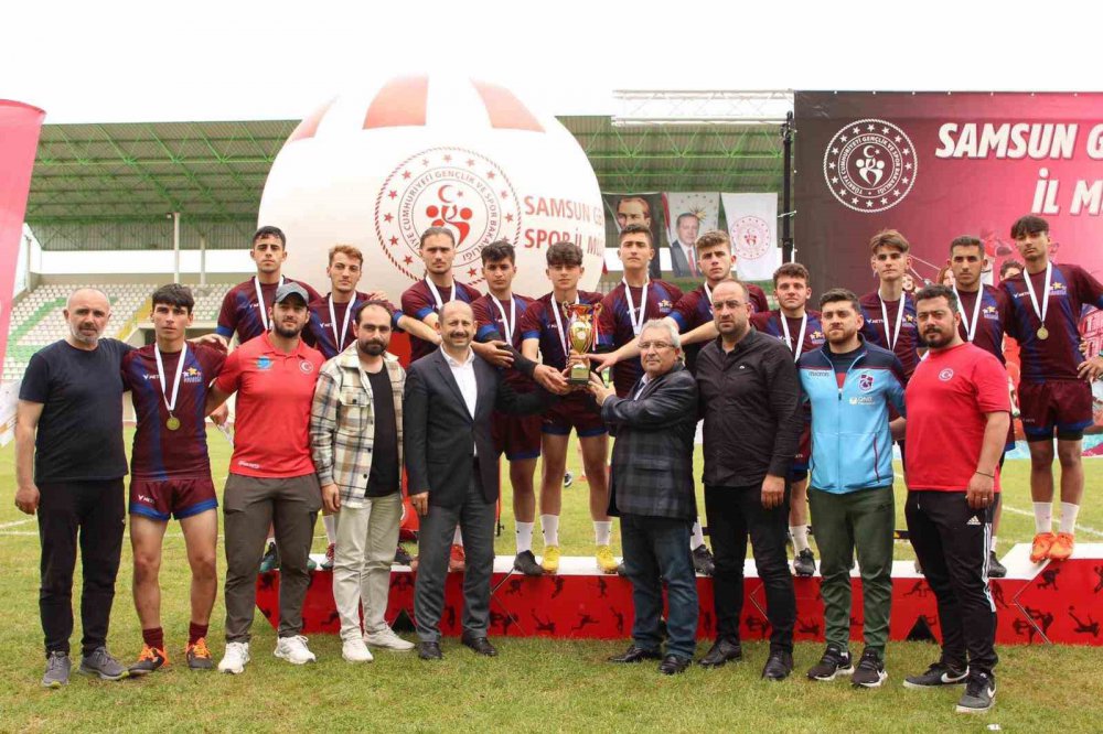 SAMSUN'UN ÇARŞAMBA İLÇESİNDE DÜZENLENEN ANADOLU YILDIZLAR LİGİ 7'Lİ RAGBİ U18 ERKEKLER TÜRKİYE ŞAMPİYONASI'NA TRABZON'U TEMSİLEN KATILAN ARAKLI İDMAN YURDU SPOR KULÜBÜ, TÜRKİYE İKİNCİSİ OLARAK ÖNEMLİ BİR BAŞARIYA İMZA ATTI