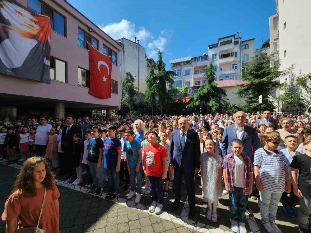 TRABZON'DA BUGÜN YAKLAŞIK 145 BİN ÖĞRENCİ KARNELERİNİ ALARAK YAZ TATİLİNE GİRDİ