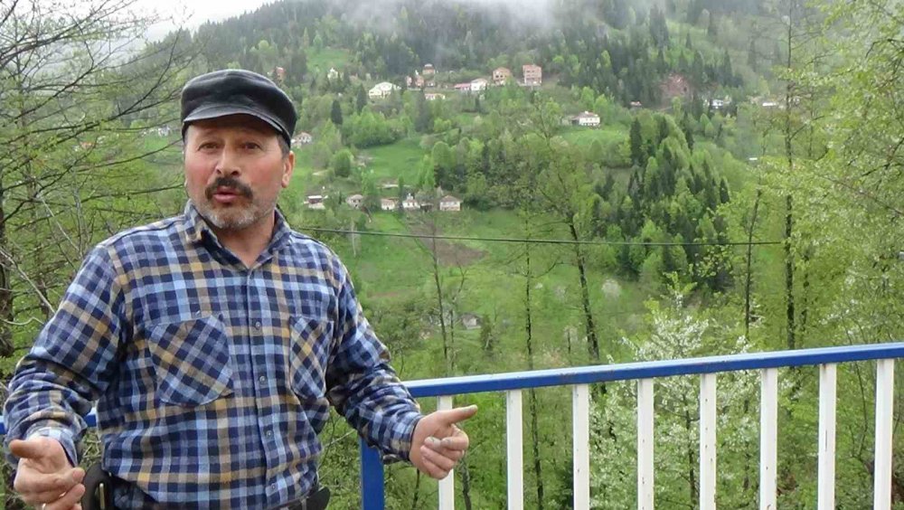 TRABZON'UN ŞALPAZARI İLÇESİNDE ARTAN AYI SALDIRILARI VATANDAŞLARI TEDİRGİN EDİYOR. MAHALLEYE İNEN AYILAR ARI KOVANLARINA, BÜYÜK VE KÜÇÜKBAŞ HAYVANLARA SALDIRIRKEN, EVLERE İSE ZARAR VERİYOR