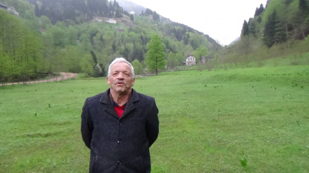 TRABZON'UN ŞALPAZARI İLÇESİNDE ARTAN AYI SALDIRILARI VATANDAŞLARI TEDİRGİN EDİYOR. MAHALLEYE İNEN AYILAR ARI KOVANLARINA, BÜYÜK VE KÜÇÜKBAŞ HAYVANLARA SALDIRIRKEN, EVLERE İSE ZARAR VERİYOR