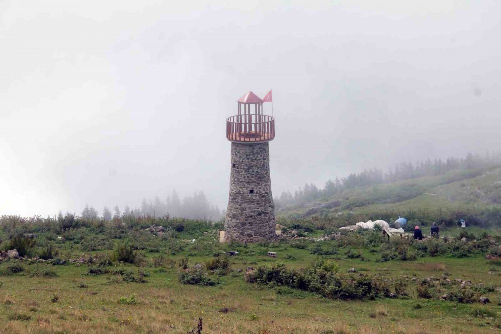 BU ANCAK KARADENİZ'DE OLUR DENİLEN OLAYLARDAN BİRİSİ DAHA GİRESUN'DA YAŞANDI. DENİZE 40 KM MESAFEDEKİ TEPEYE DENİZ FENERİ YAPTILAR YETMEDİ ŞİMDİ DE TEKNE YAPIYORLAR