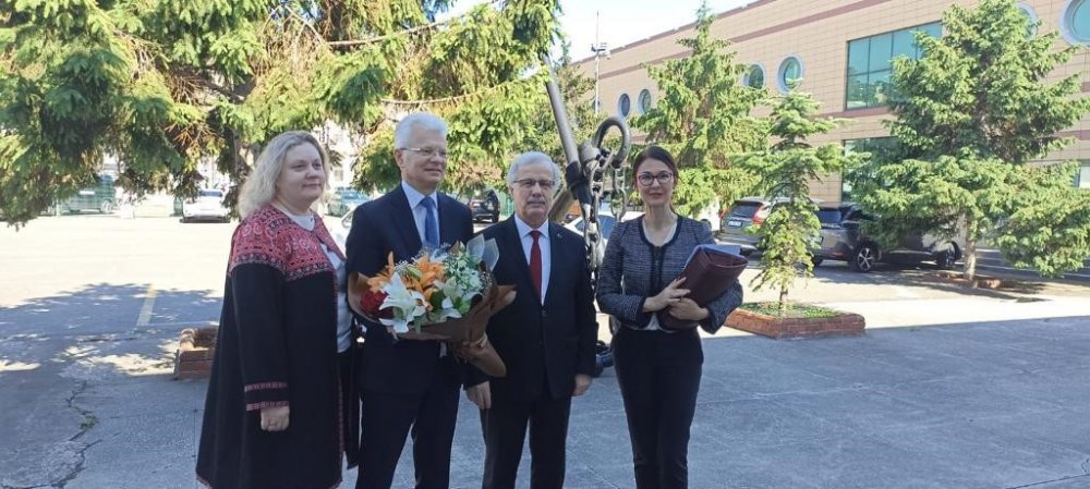 LİTVANYA BÜYÜKELÇİSİ VE BERABERİNDEKİLER TRABZON LİMAN İŞLETMECİLİĞİ A.Ş. GENEL MÜDÜRÜ MUZAFFER ERMİŞ'İ ZİYARET EDEREK BALTIK DENİZİ'Nİ KARADENİZ'E BAĞLAYACAK VİKİNG PROJESİNİ ANLATTI