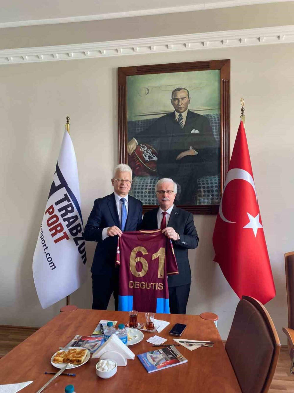LİTVANYA BÜYÜKELÇİSİ VE BERABERİNDEKİLER TRABZON LİMAN İŞLETMECİLİĞİ A.Ş. GENEL MÜDÜRÜ MUZAFFER ERMİŞ'İ ZİYARET EDEREK BALTIK DENİZİ'Nİ KARADENİZ'E BAĞLAYACAK VİKİNG PROJESİNİ ANLATTI