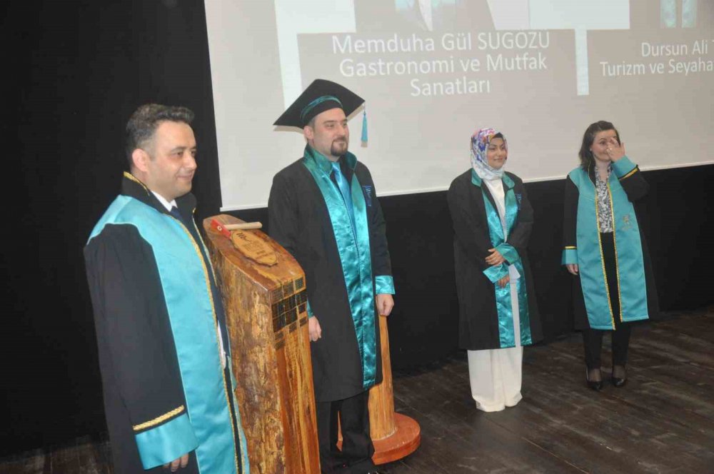 RTEÜ ARDEŞEN TURİZM FAKÜLTESİ VE ARDEŞEN MESLEK YÜKSEKOKULU'NDA ÖĞRENİM GÖREN ABLA-KARDEŞ DURSUN ALİ TEKİN ARDEŞEN MESLEK YÜKSEK OKULU'NU BİRİNCİLİK, AYNI BÖLÜMDEN MEZUN OLAN ABLASI GÖNÜL KALAY İSE İKİNCİLİK İLE BİTİRDİ